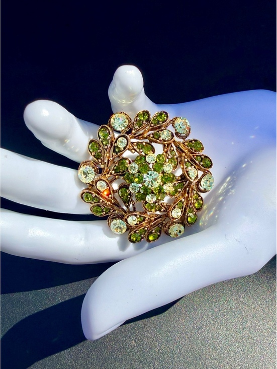 Jewelry - Vintage Green Rhinestone Filigree Floral Wreath Brooch